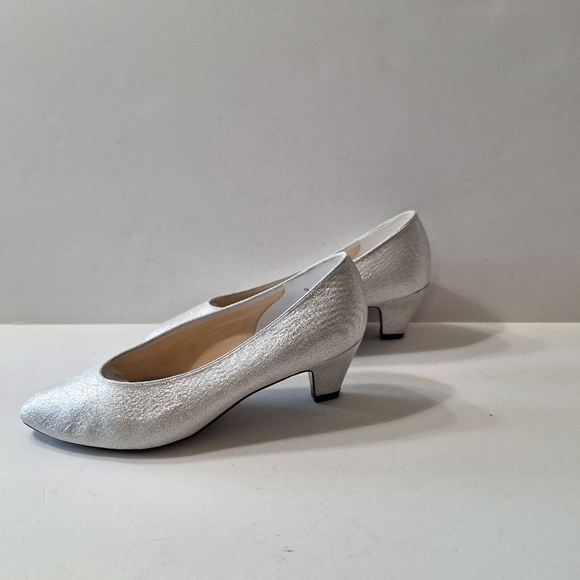 Special Occasions by Saugus Shoes Metallic Silver Low Heel Elegant Pumps Size 9 - Picture 3 of 11